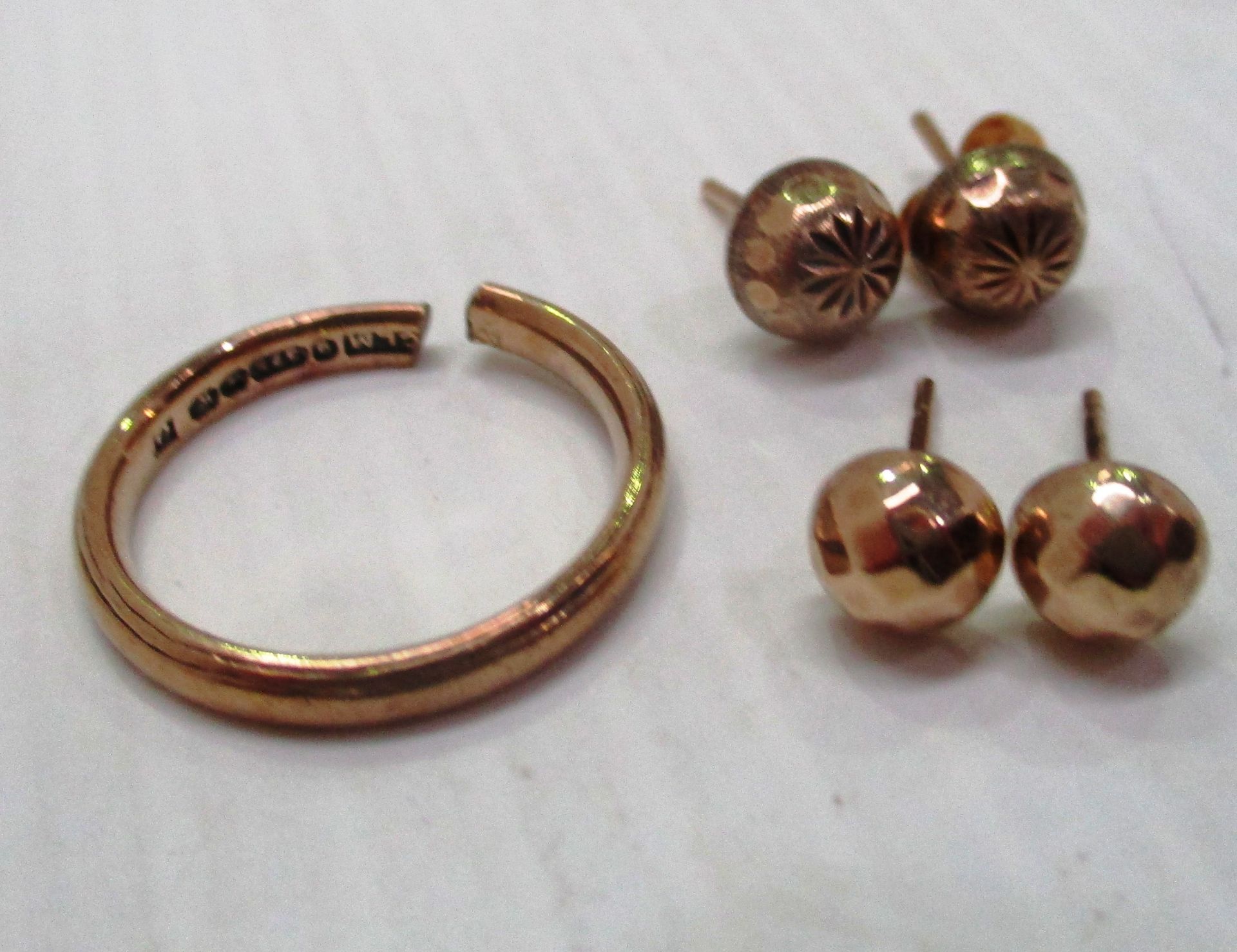 A 9ct gold wedding band (as seen) and two pairs of 9ct gold earrings (total approx weight 3.