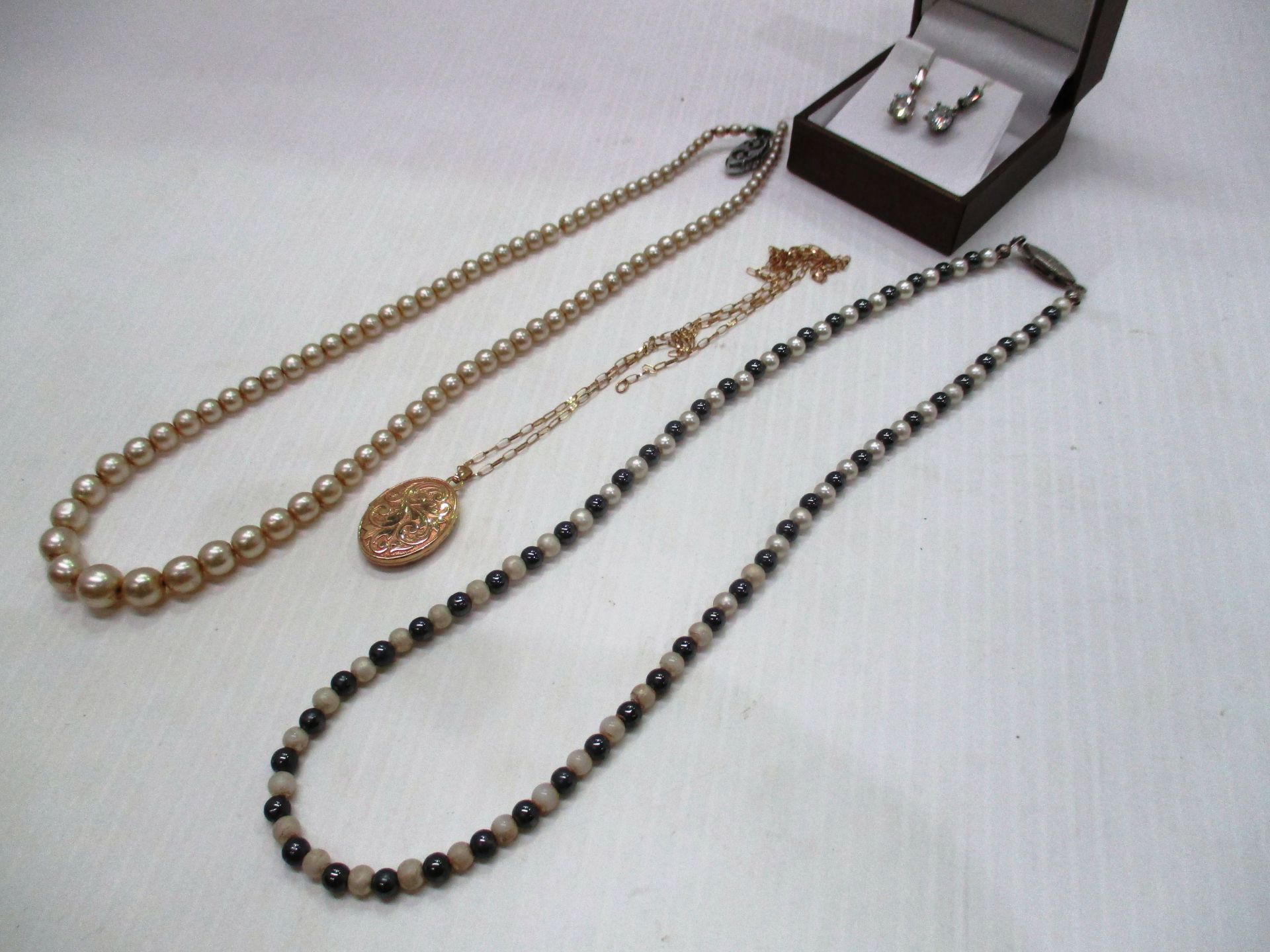 A fine 9ct gold neck chain and a 9ct gold locket (total approx weight 2.