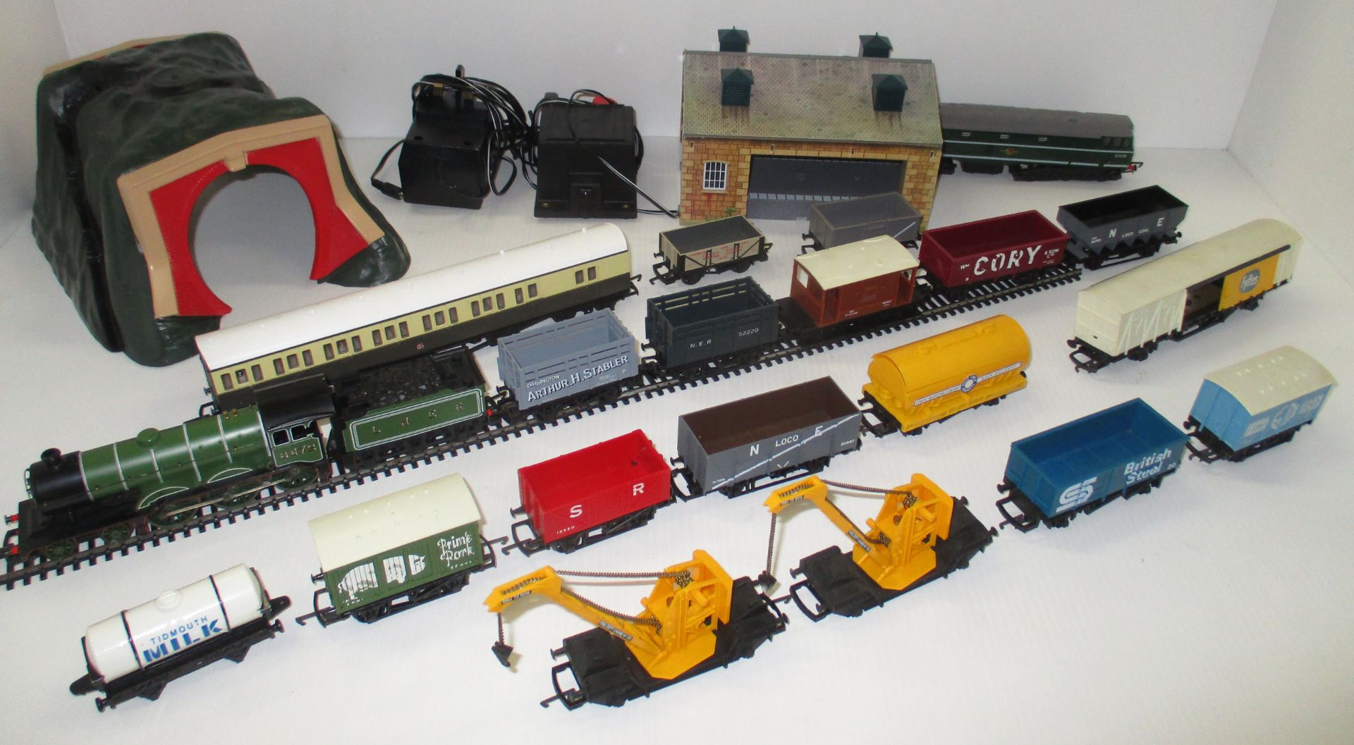 21 x assorted Hornby coaches/wagons, a tunnel, Hornby goods shed/platform, Hornby R.