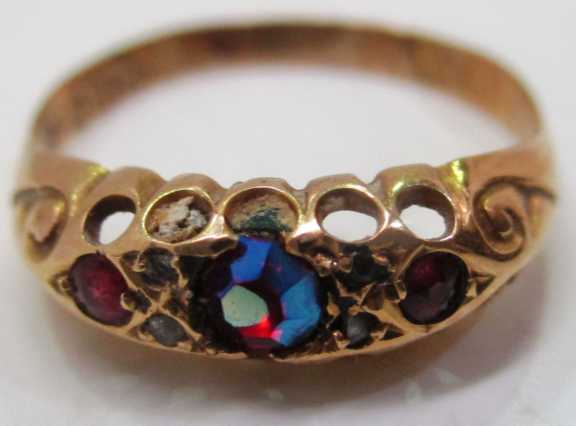 An 18ct gold ring set with 3 red stones (total approx weight 1.