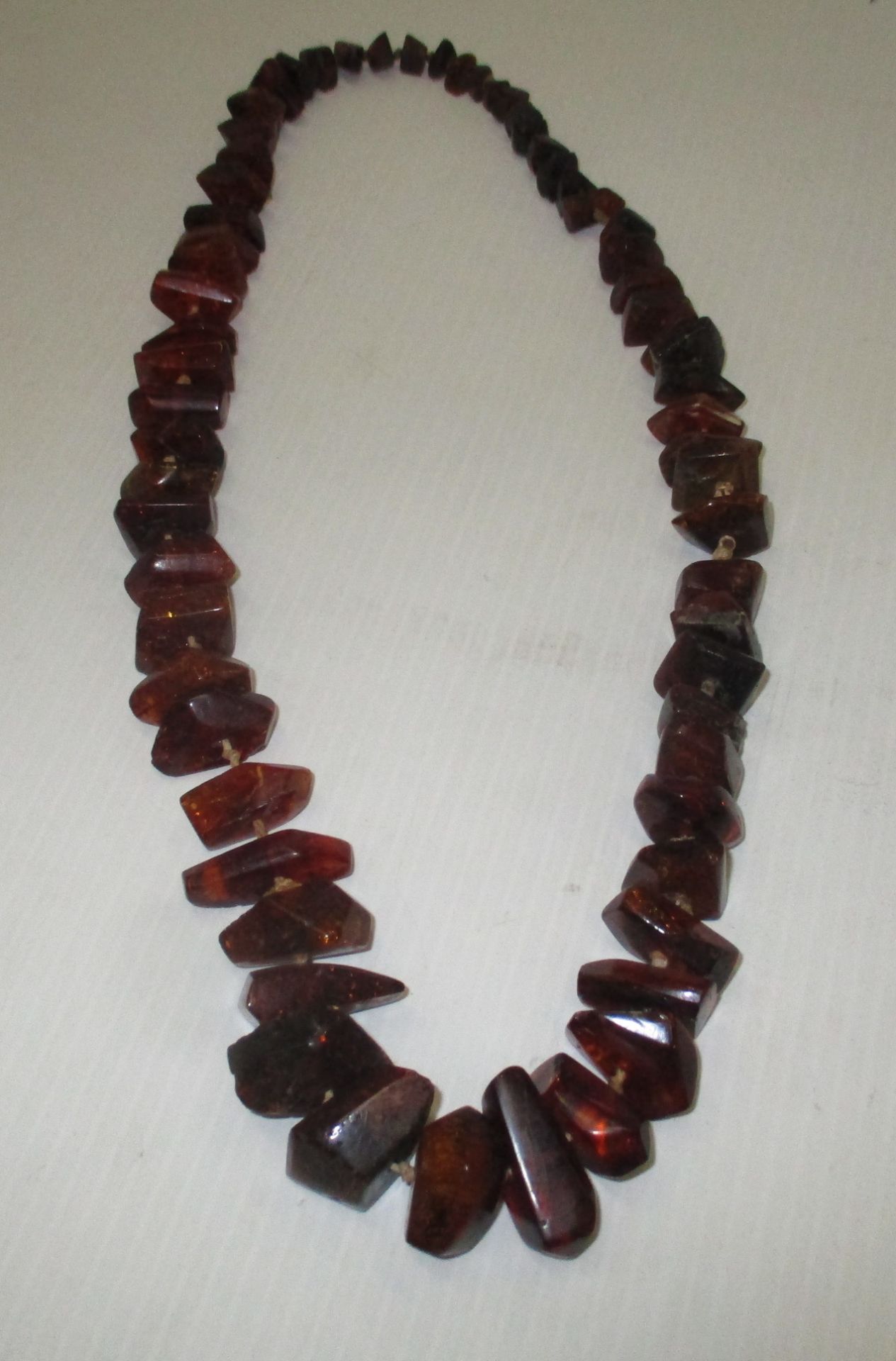 An amber necklace [33cm]