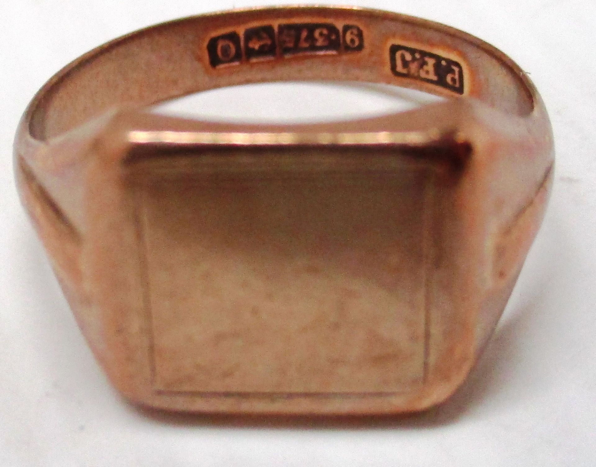 A 9ct gold signet ring (total approx weight 5.