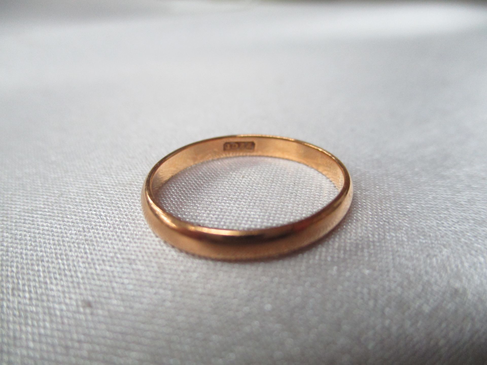 A 22ct gold wedding band (total approx weight 2.