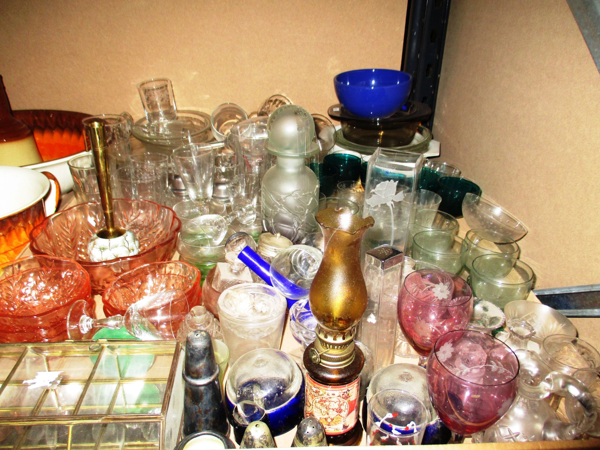 Contents to tray - large quantity of assorted glassware