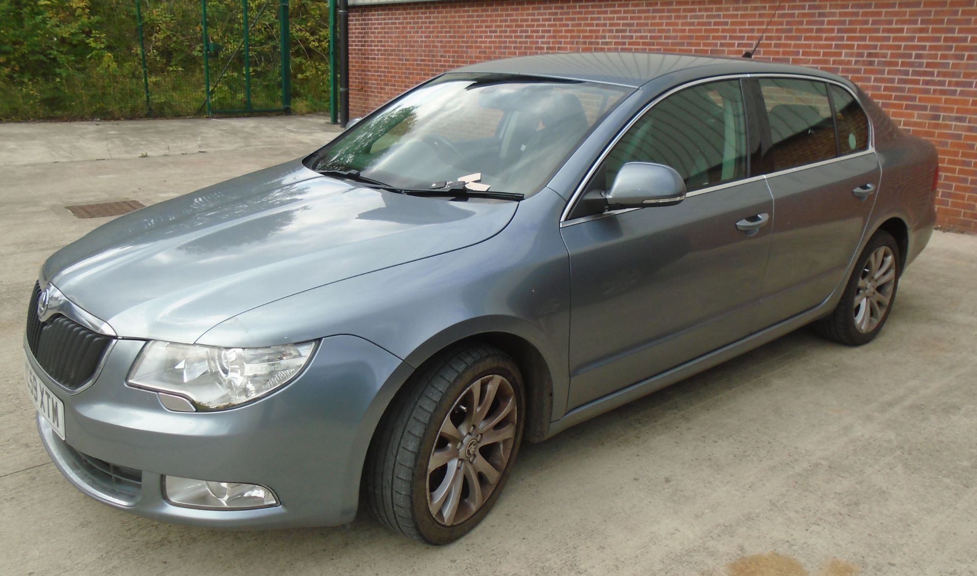 Skoda Superb SE TDI five door hatchback - Diesel - Grey Reg No: YC59 XTM Rec Mileage: 276,