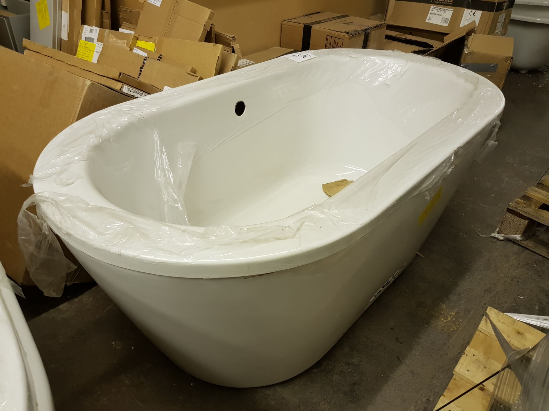 1500x800 double ended freestanding bath with surround RRP £749 - Image 2 of 2