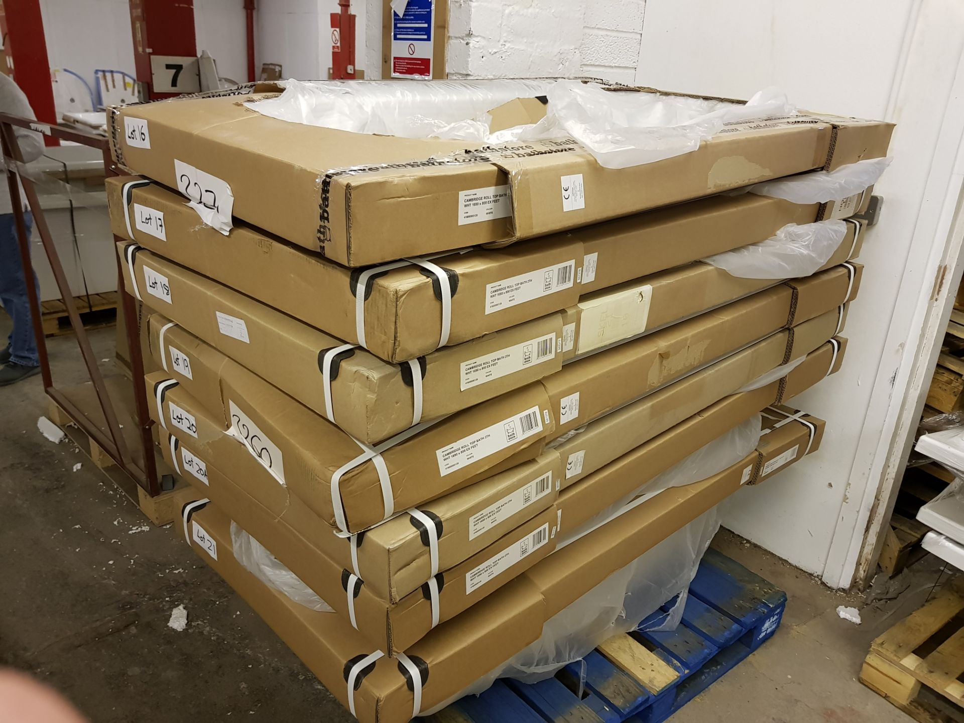 1690x800 double ended roll top bath in full factory packaging. - Image 2 of 2