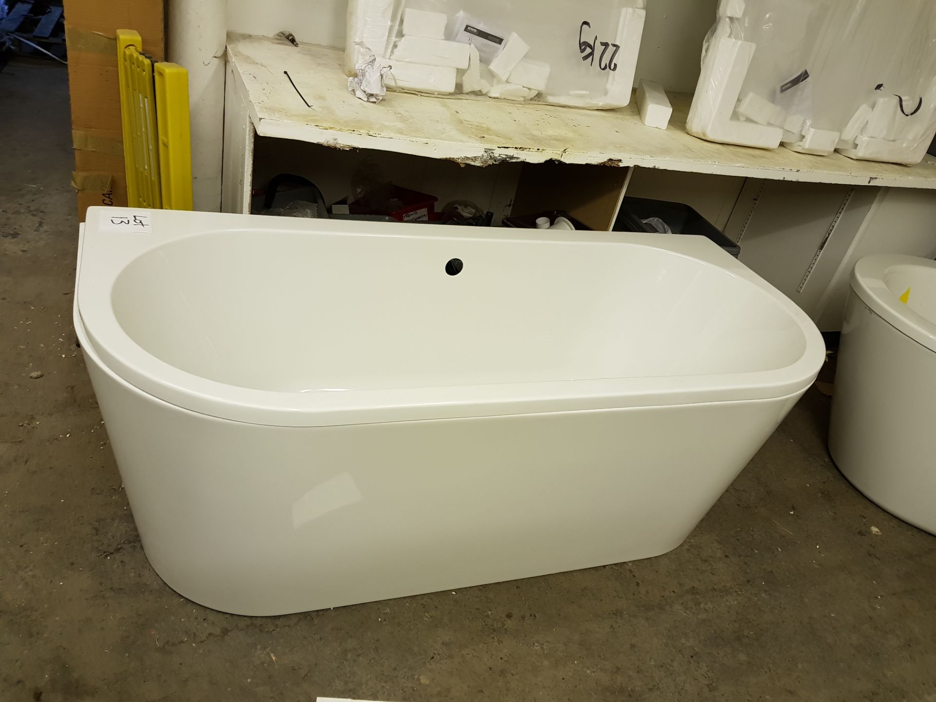 1700x750 back to wall bath with surround. - Image 2 of 2