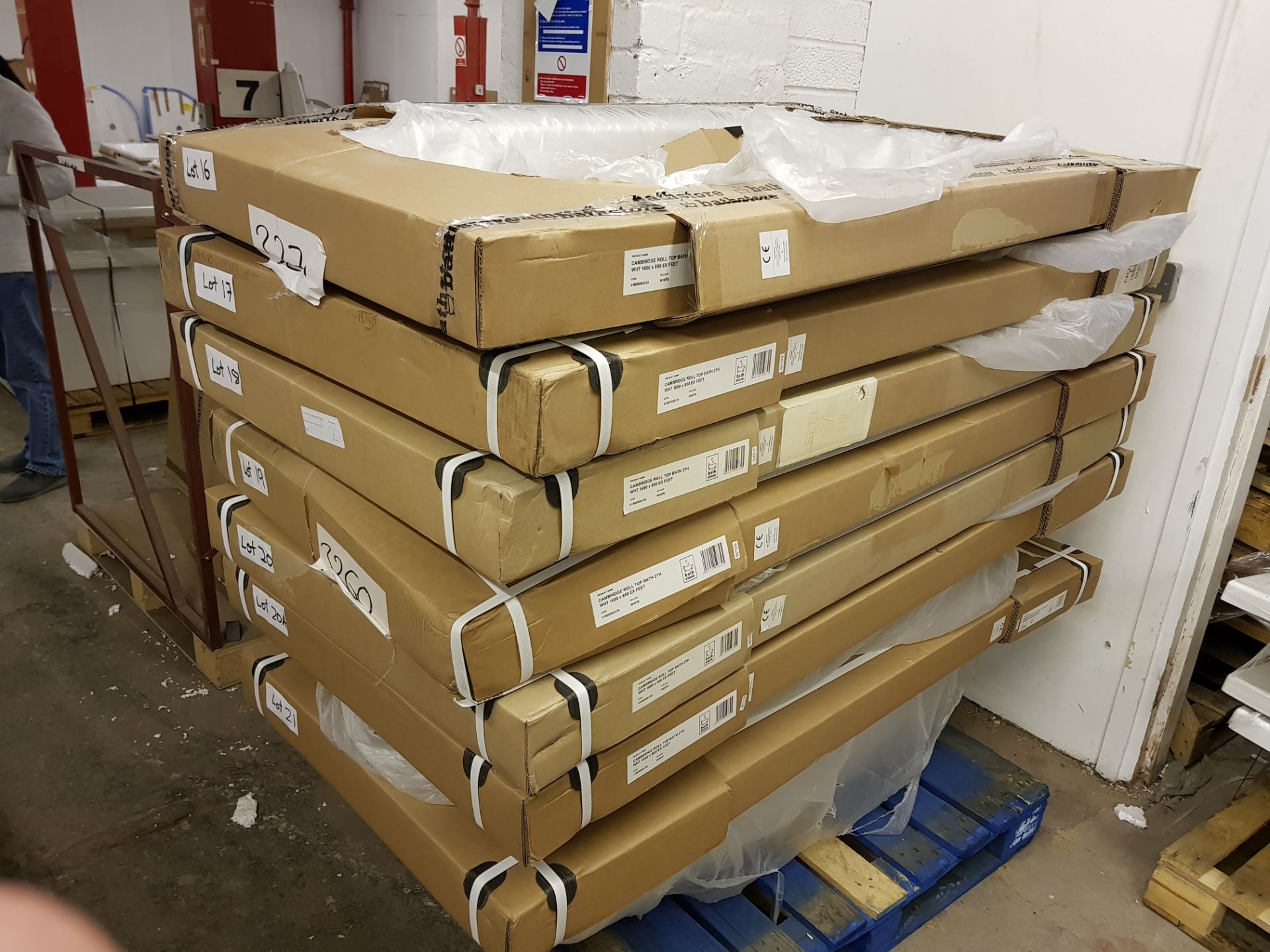 1690x800 double ended roll top bath in full factory packaging. - Image 2 of 2