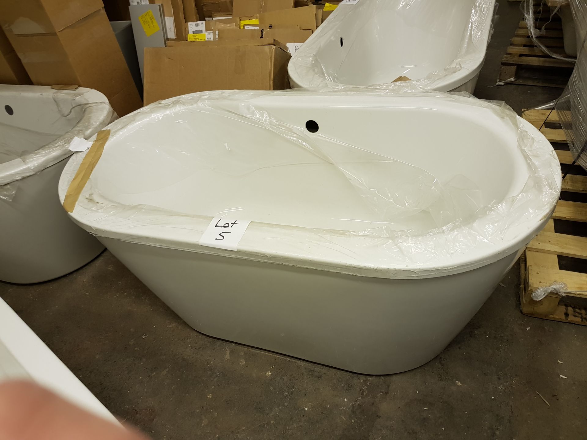 1500x800 double ended freestanding bath with surround RRP £749 - Image 2 of 2