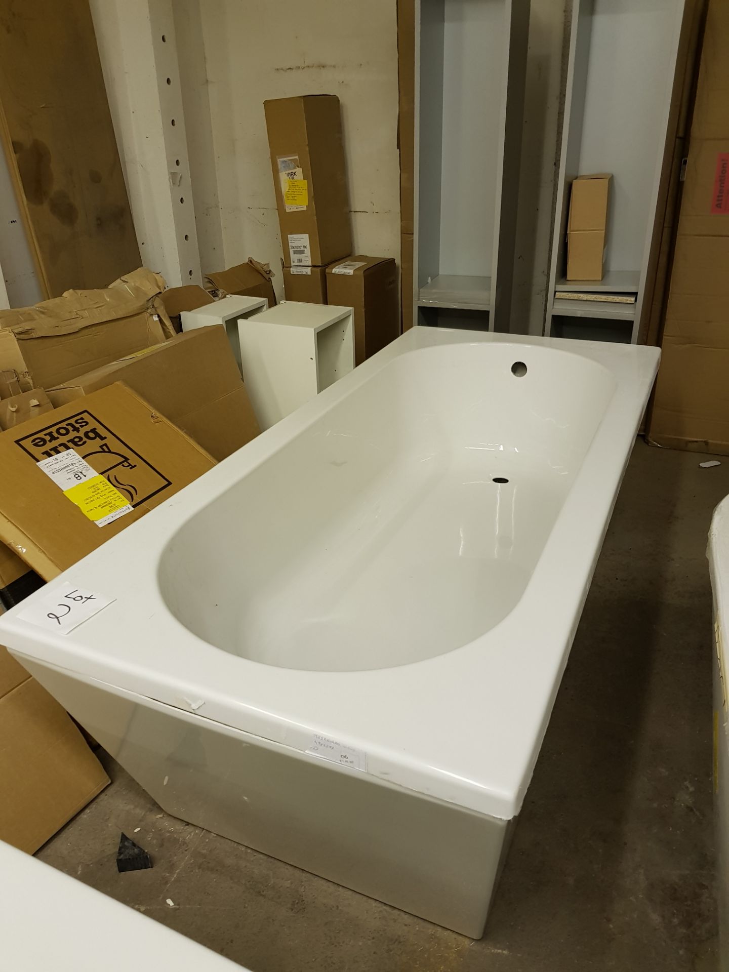 1800x800 single ended round bath with surround. - Image 2 of 2