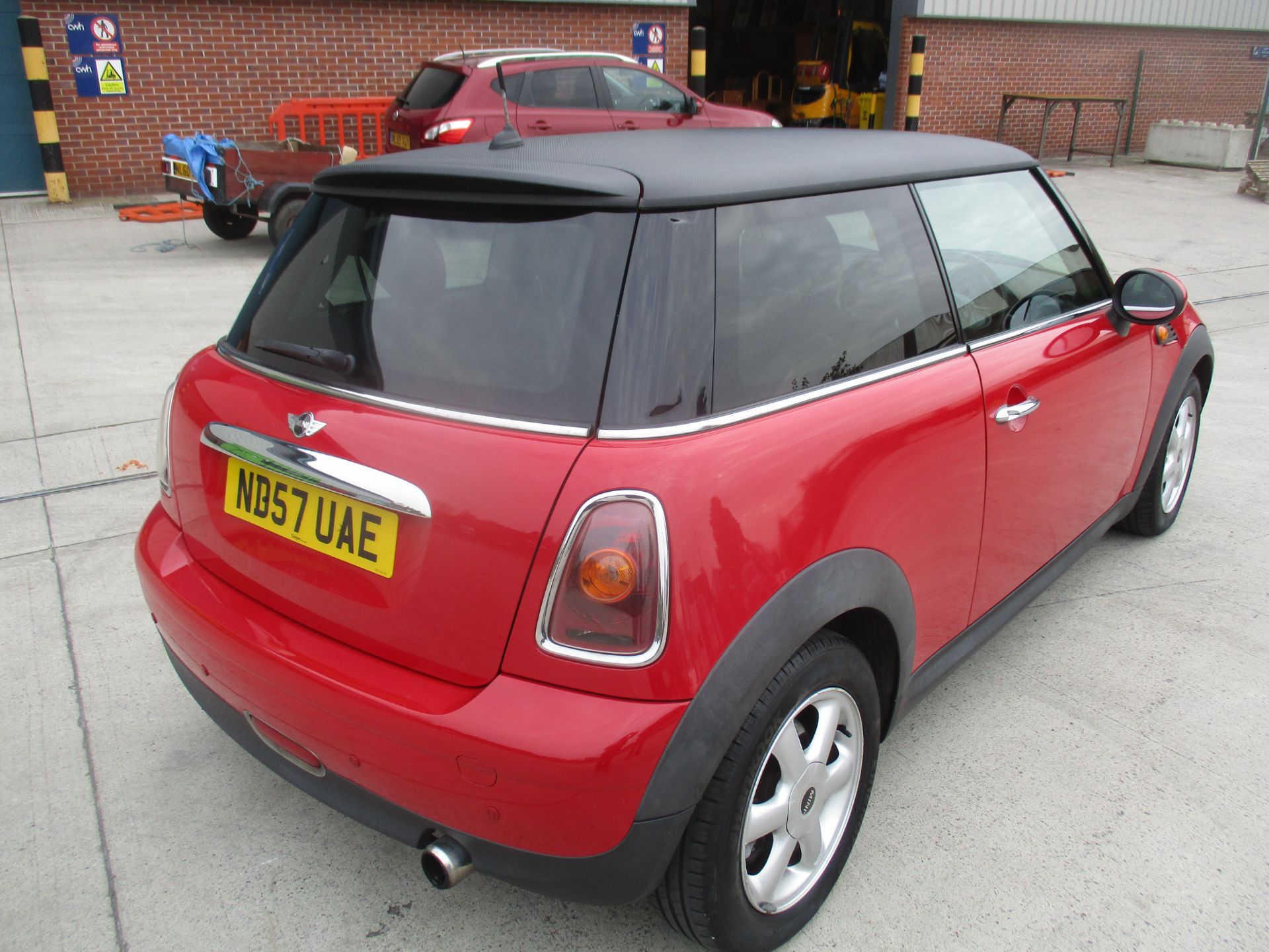 MINI ONE 1.4 3 DOOR HATCHBACK - petrol - red Reg. No: ND57 UAE Rec. Mil: 103,700+ 1st Reg: 27.09. - Image 4 of 5