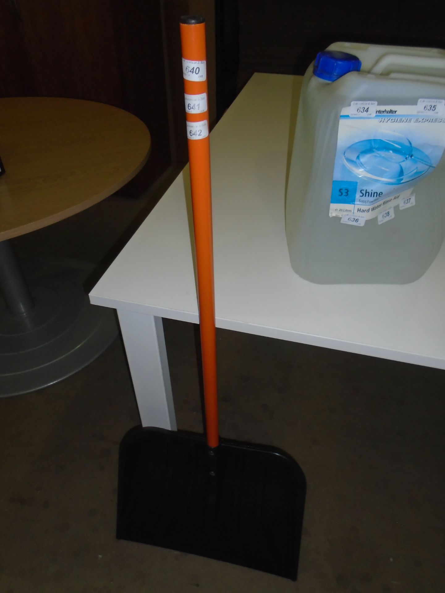 20 x orange metal handle snow shovels