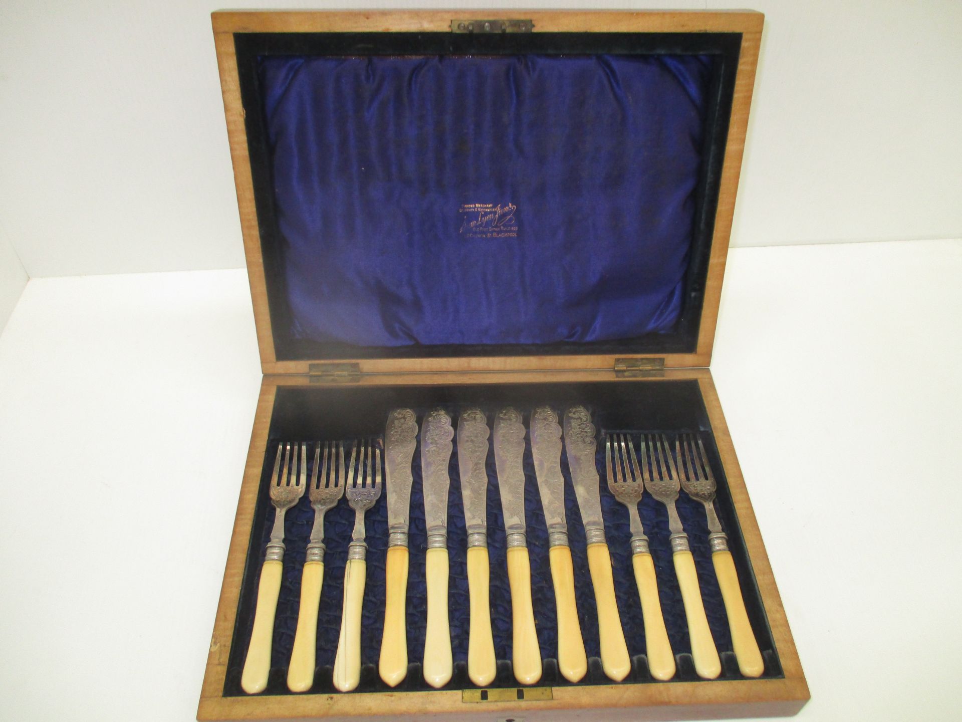 Six knives and forks with bone handles in fitted case (12)