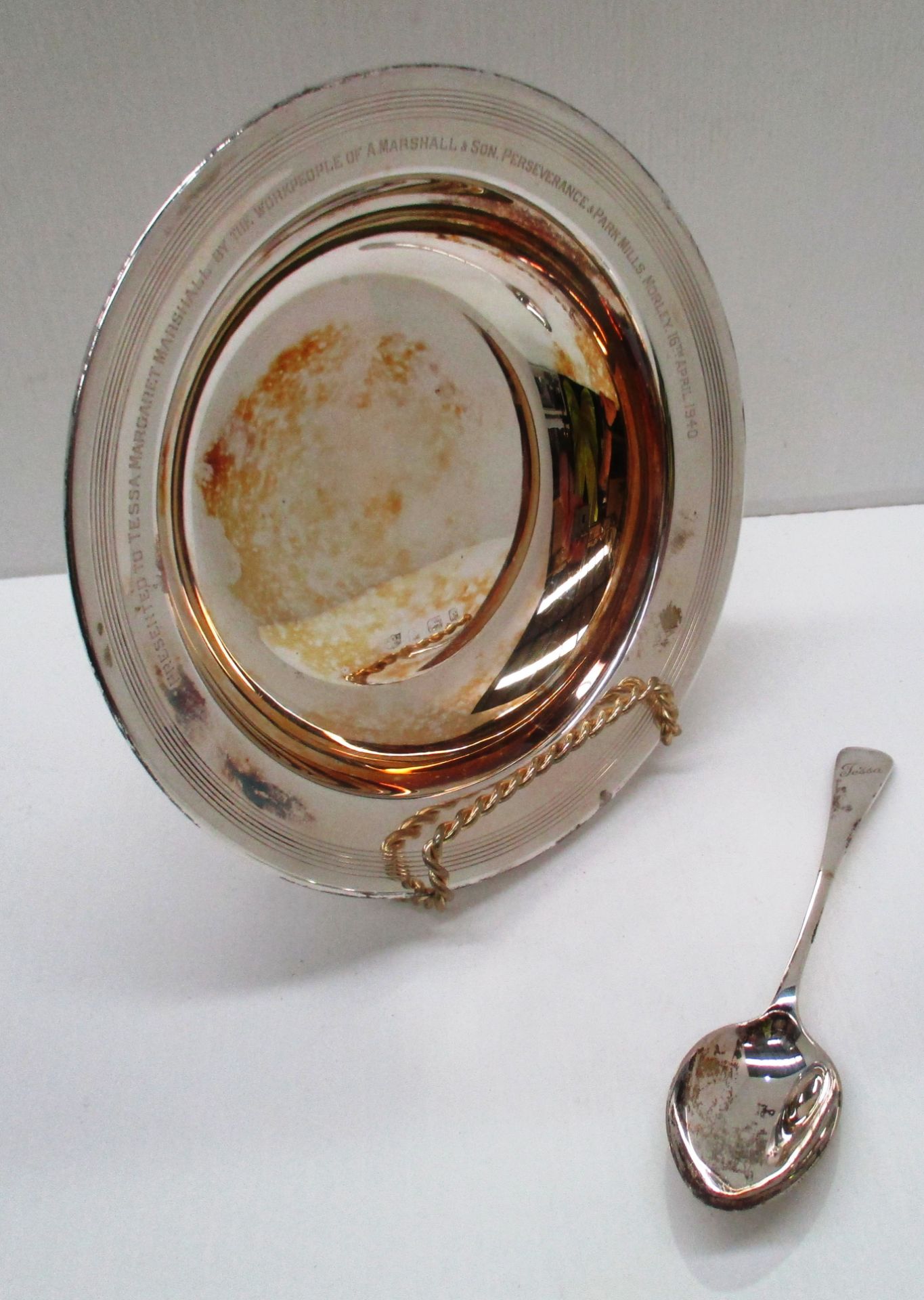 A circular silver dish with reeded rim Birmingham 1937, 16.