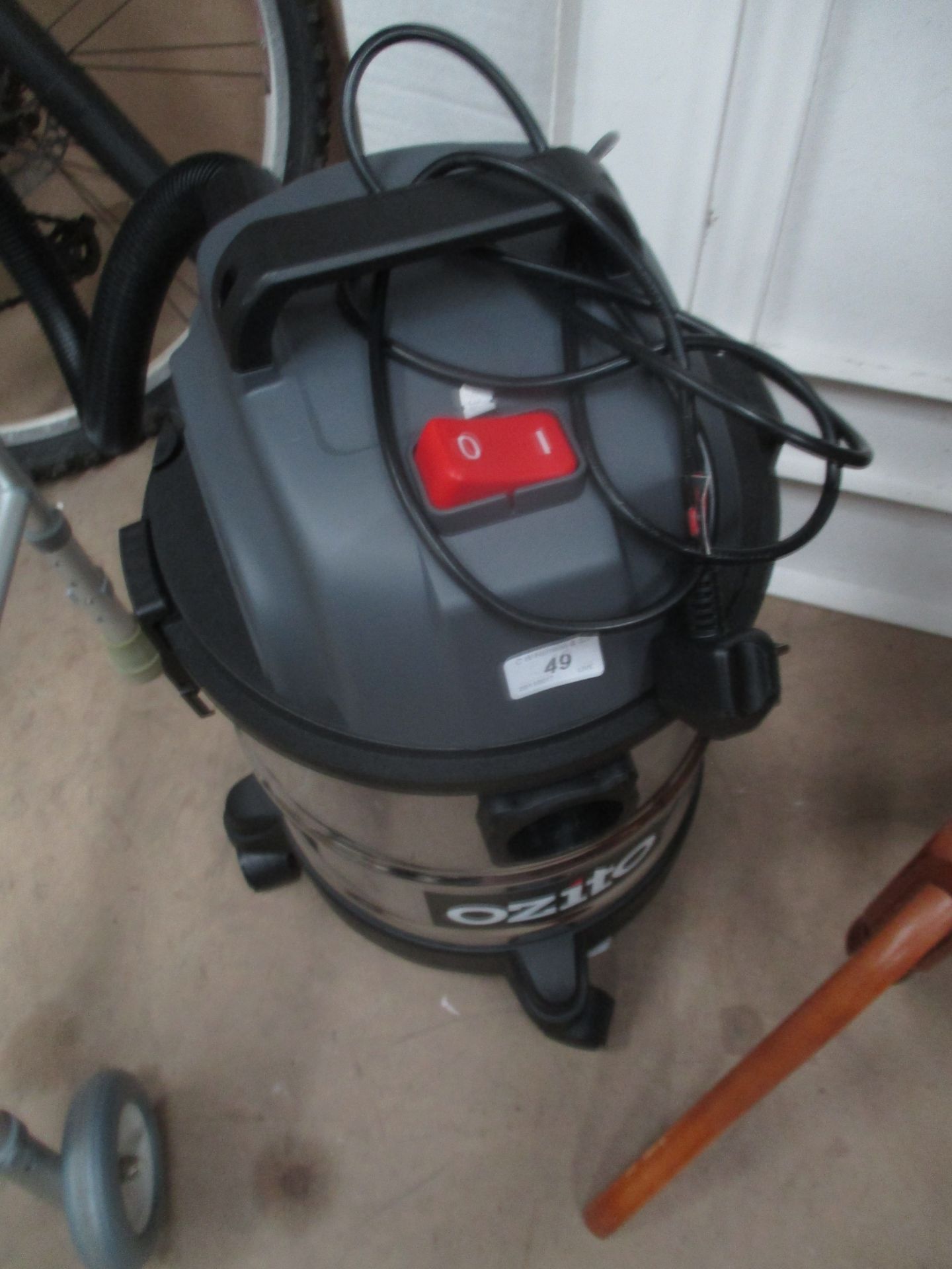 A Ozito WD-1220U wet and dry vacuum cleaner