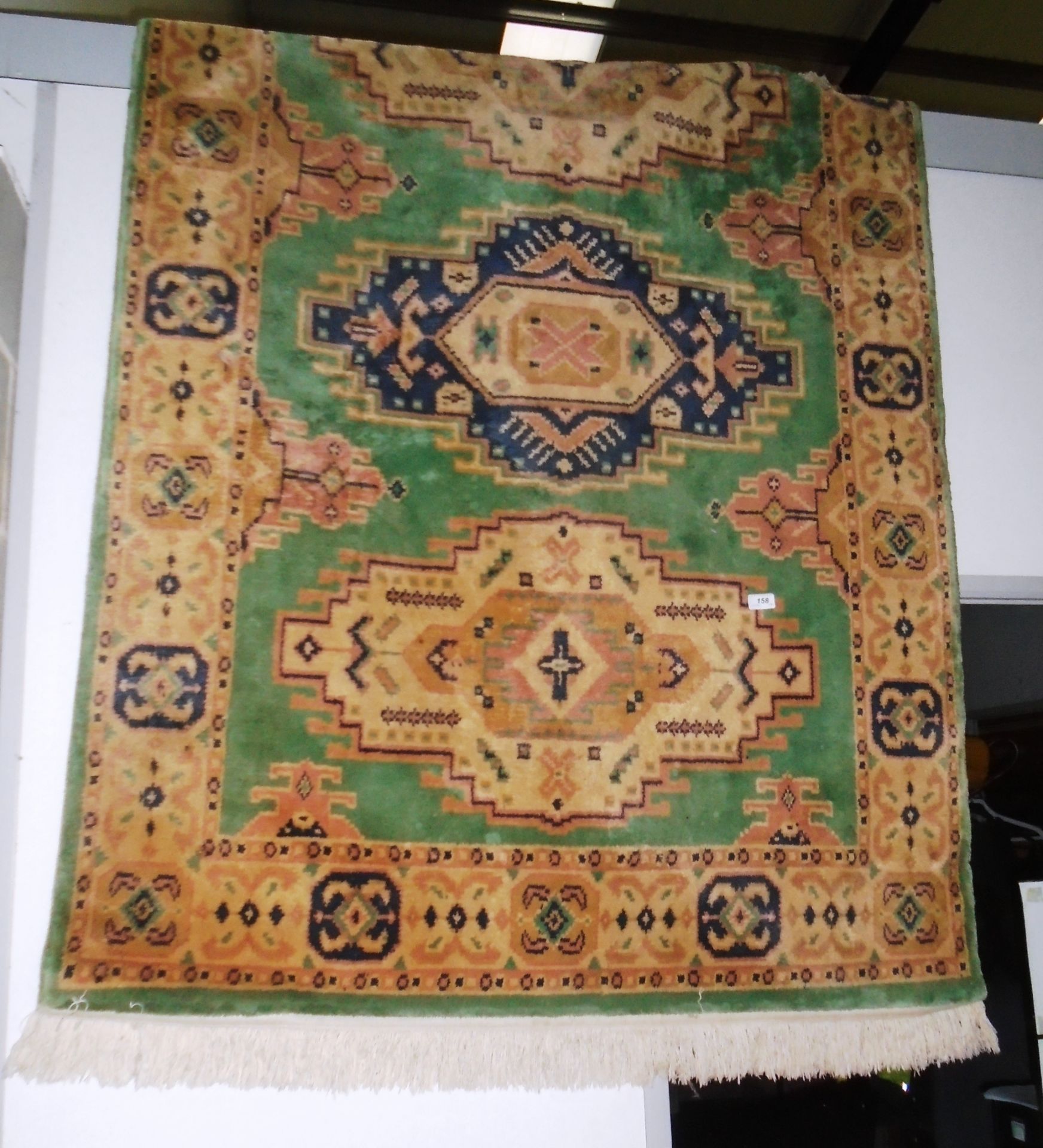 A green and brown patterned rug - 122 x 160 cm