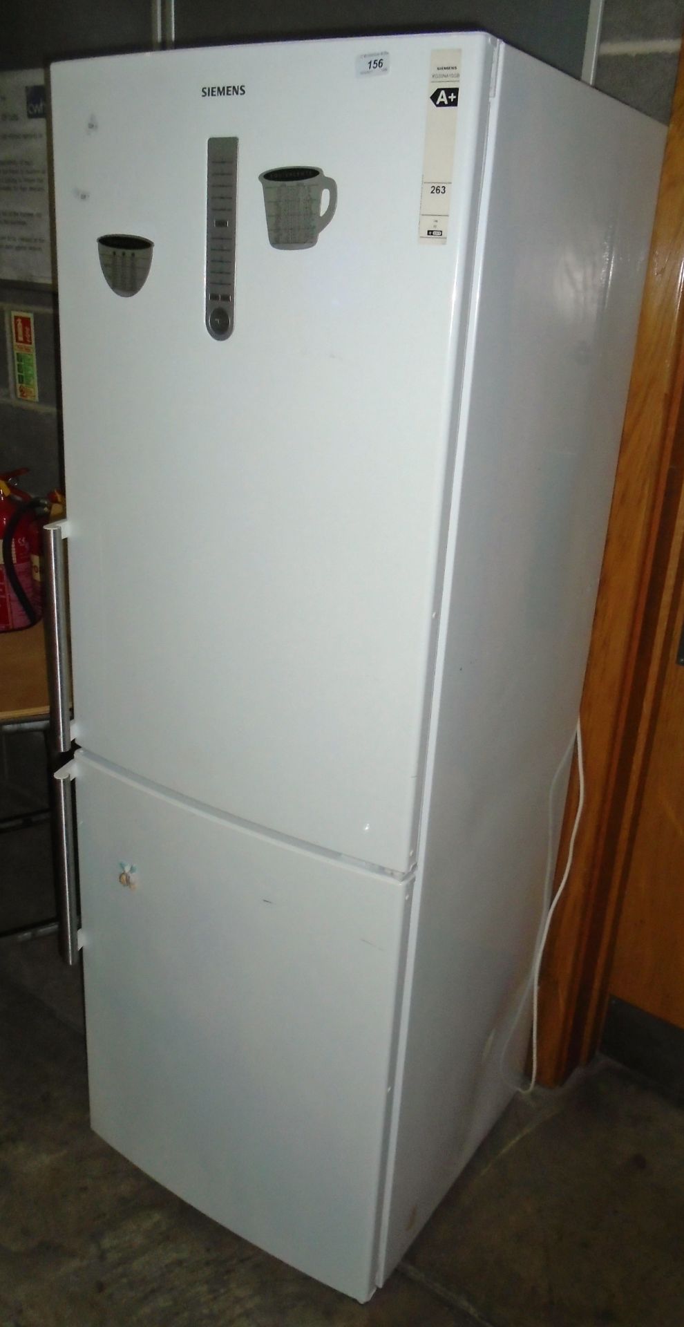 A Siemens KG33NA10GB white upright fridge/freezer