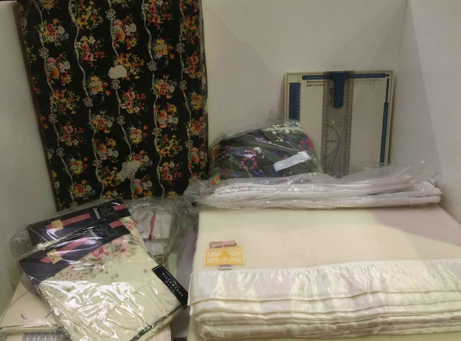 A large lot containing woollen blankets, - Image 3 of 4