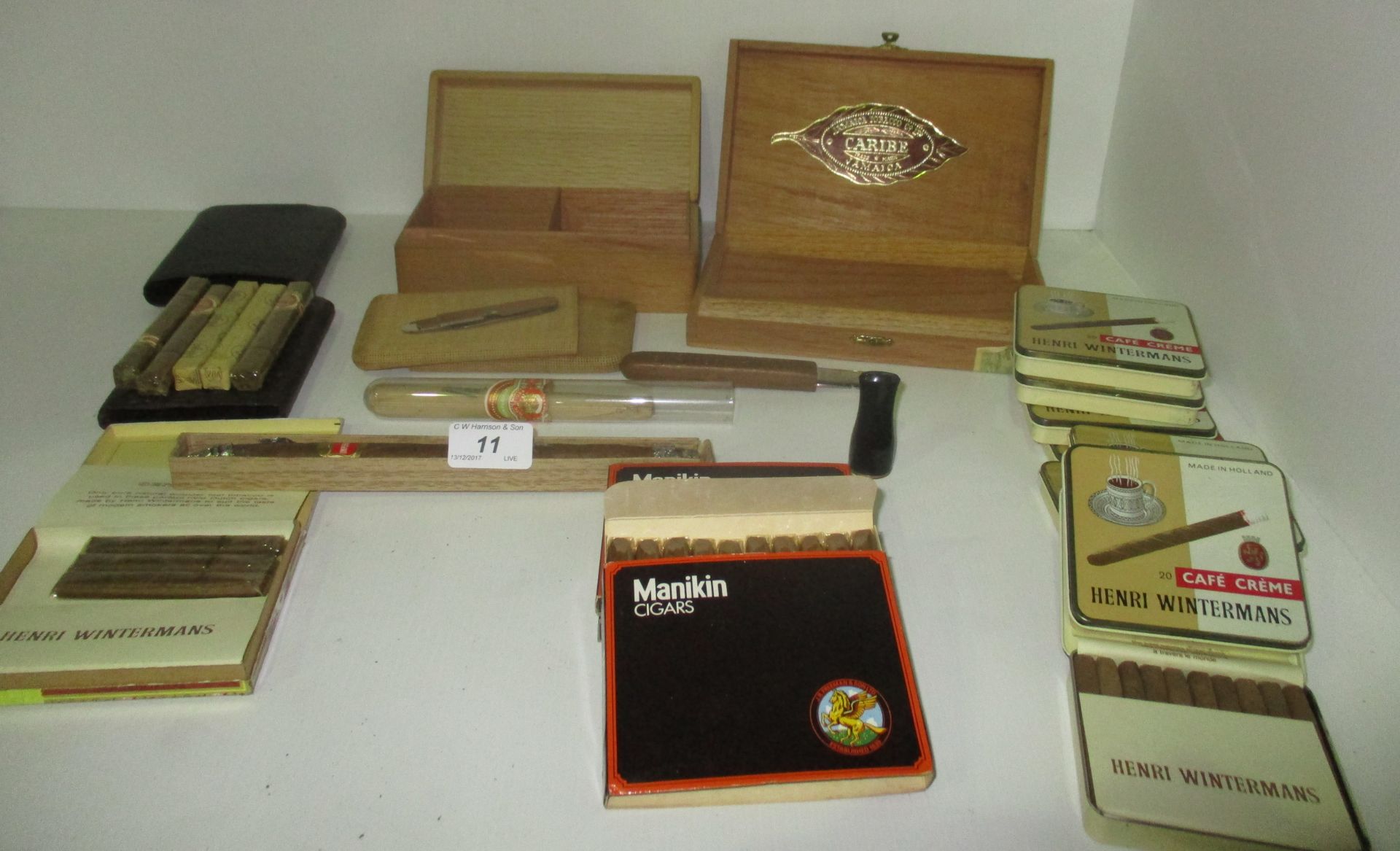 A cigar lot comprising 3 x boxes of 10 Manikin mellow cigars,