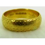 A 22ct gold wedding band with engraved decoration (total approx weight 5.