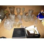 Contents to tray - small quantity of assorted glassware including vases,