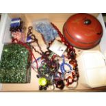 Contents to tray - quantity of assorted jewellery boxes and costume jewellery