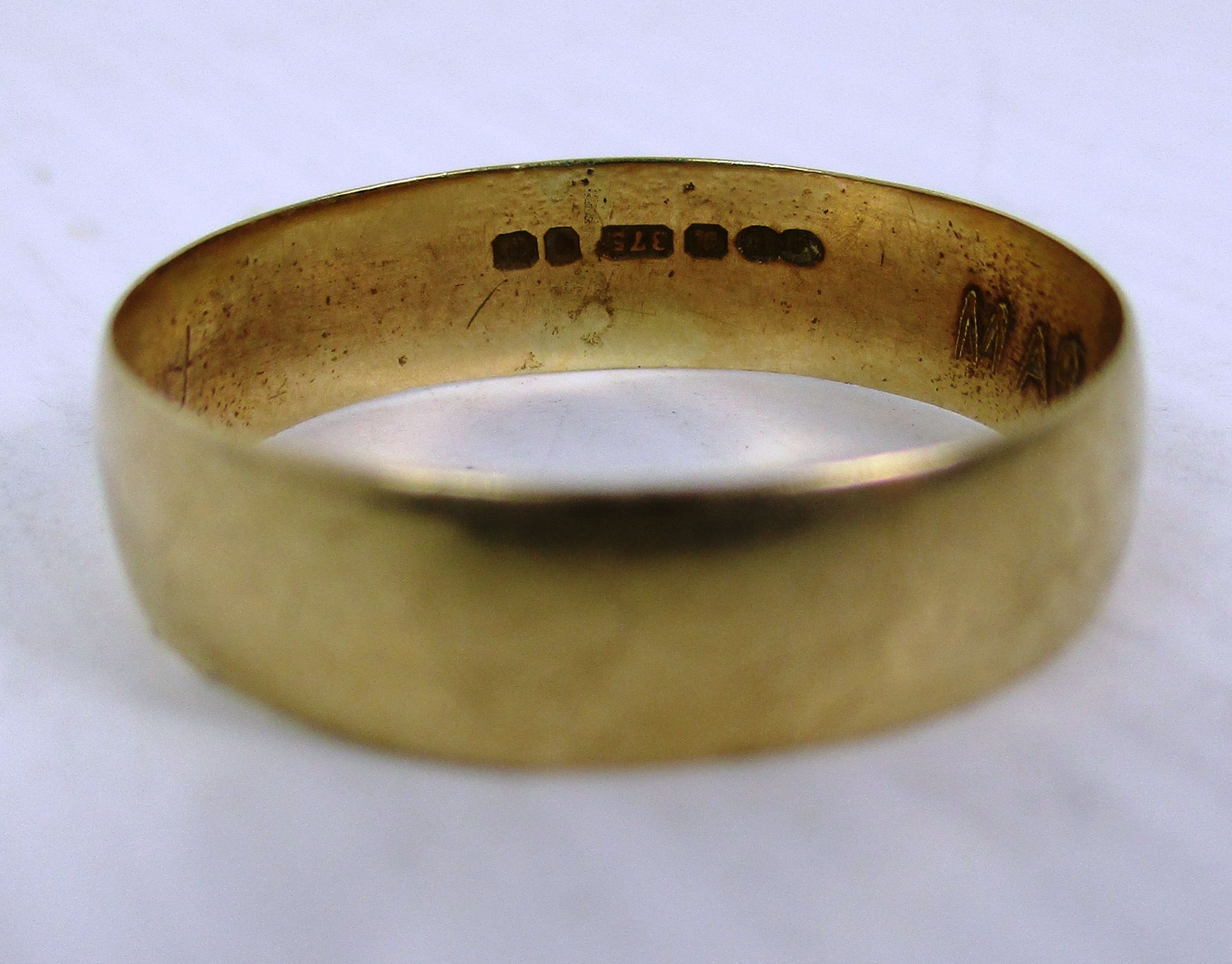 A 9ct gold gents wedding band (total approx weight 2.