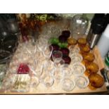 Contents to tray - large quantity of assorted glassware