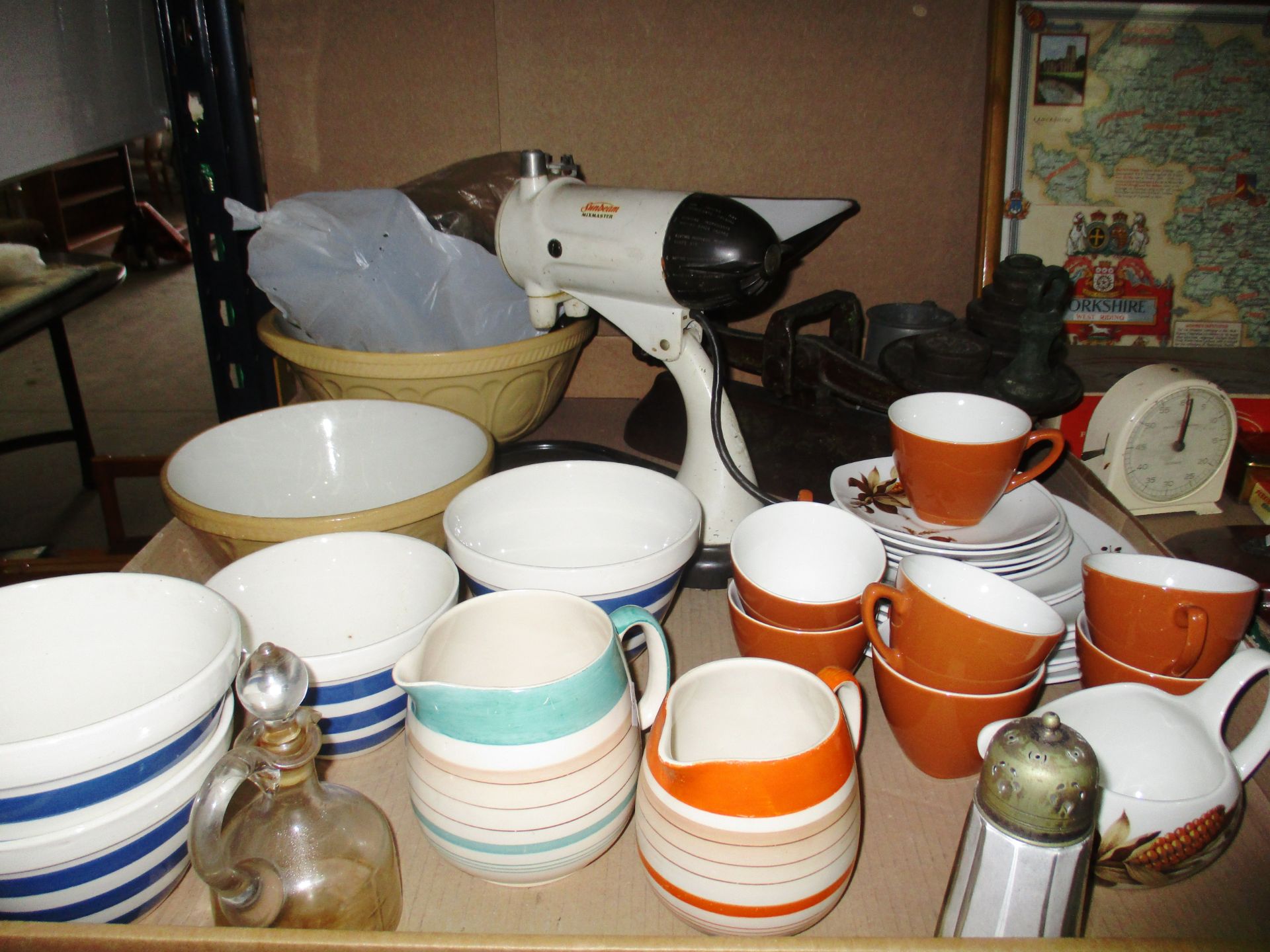 Contents to tray - a 21 piece Midwinter tea set and a quantity of assorted kitchenwares including