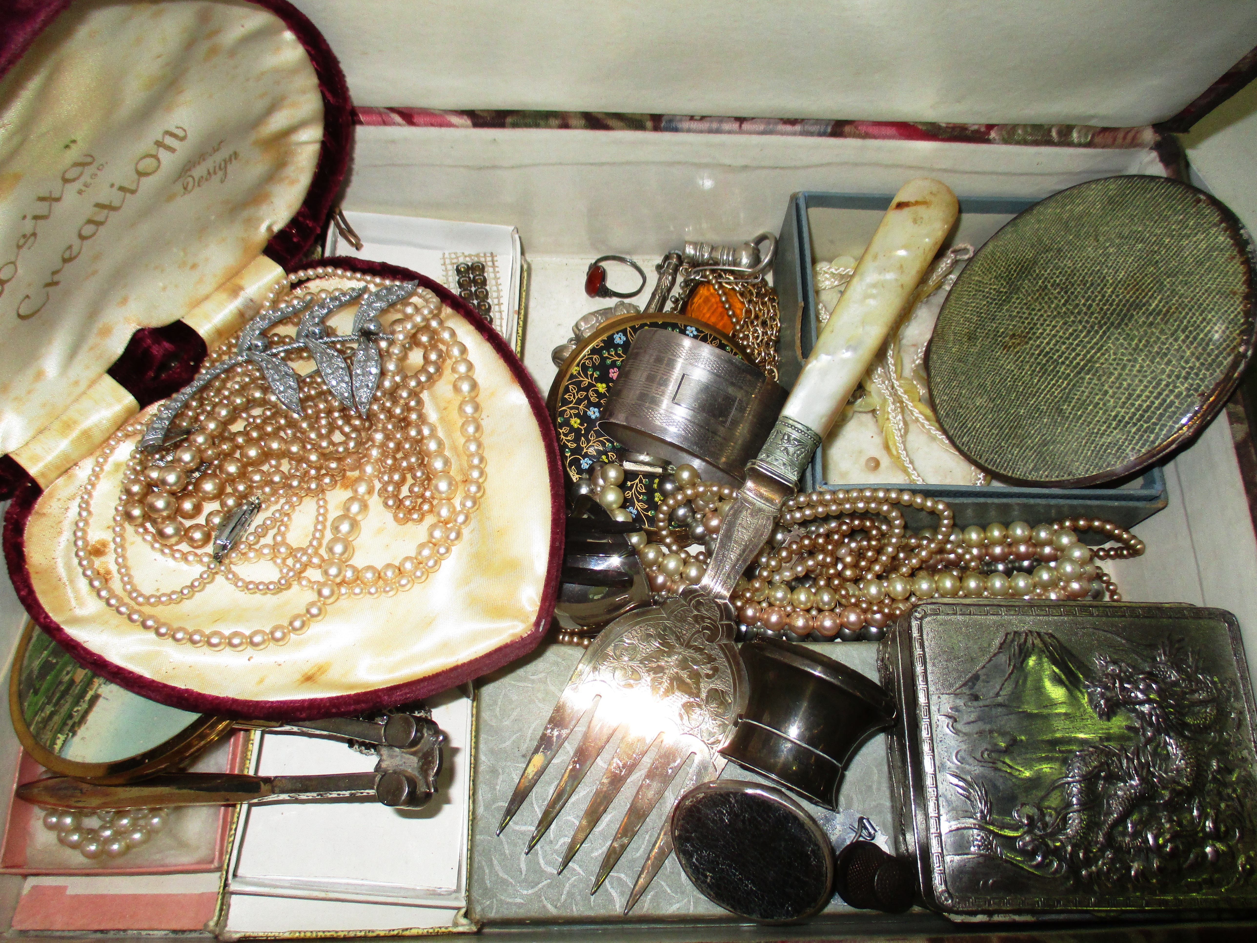 Contents to tray - quantity of assorted costume jewellery including simulated pearls, compacts,