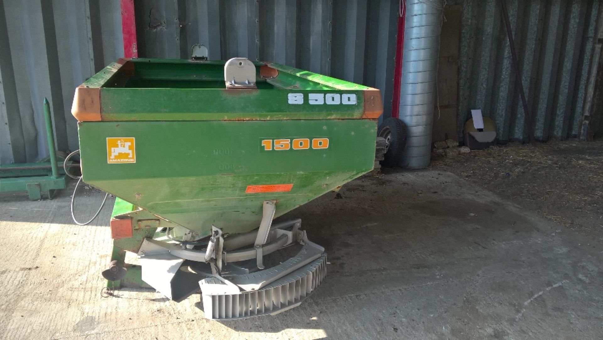 Amazone 1500 fertiliser spinner Stored near Halesworth - Image 3 of 5