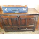 A Georgian oak mule chest with two drawers below (with key)