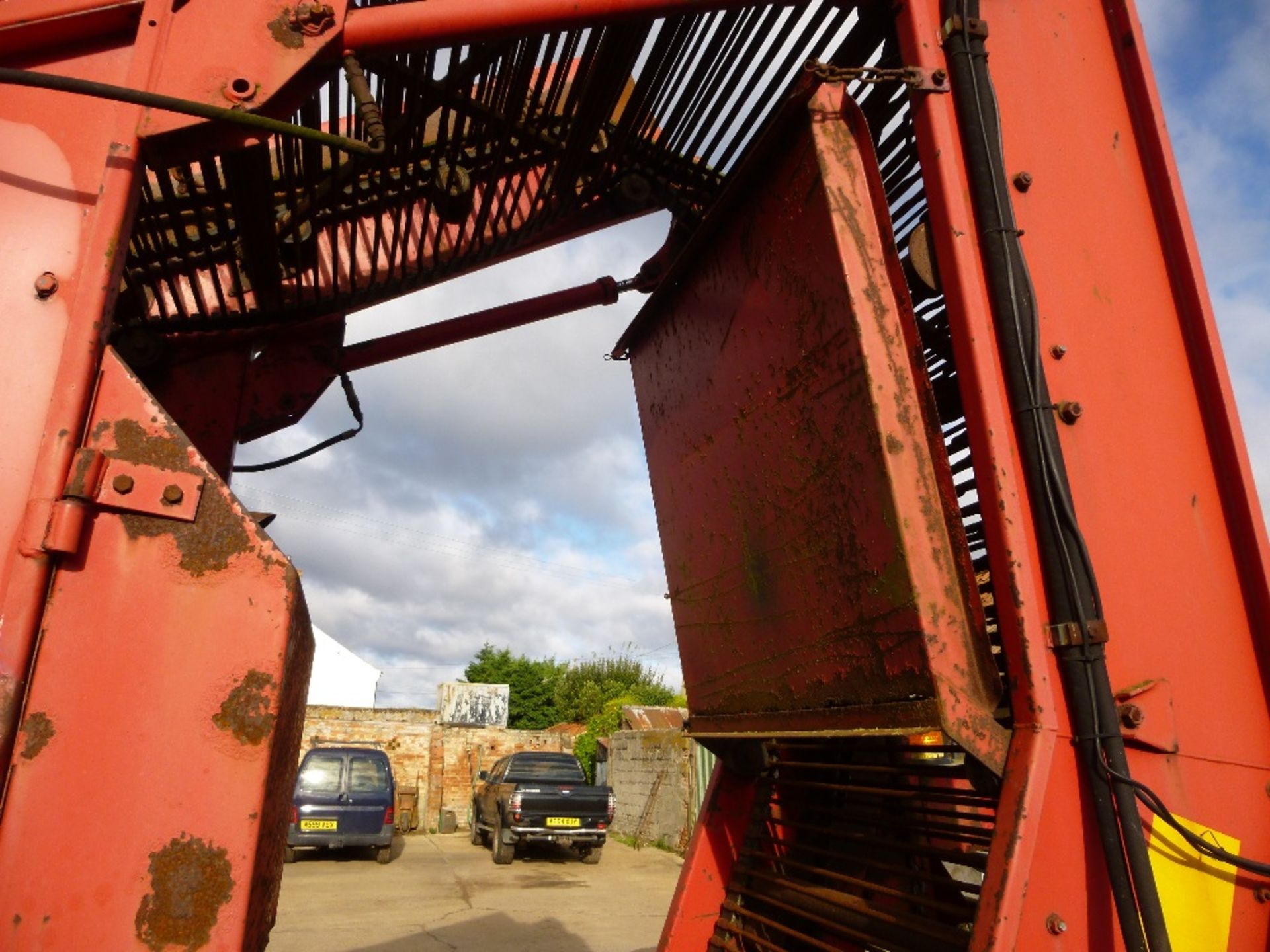 CTM sugarbeet cleaner loader. - Image 5 of 8