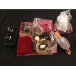 Various items of costume jewellery