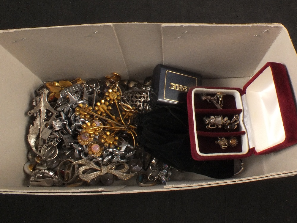 A mixed lot of costume jewellery including brooches, bracelets,