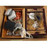 A quantity of costume jewellery including brooches,rings,