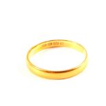 A 22ct gold wedding band,