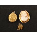 A 9ct gold oval photo locket,