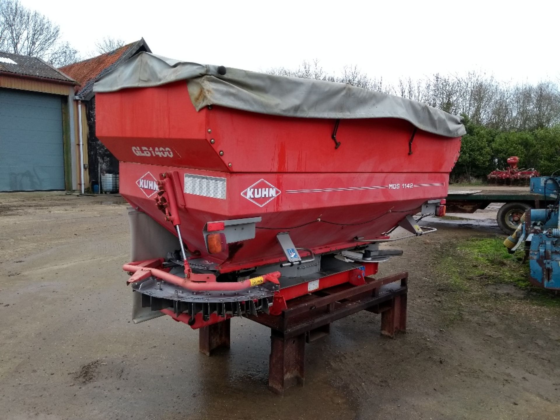 Kuhn twin disc fertiliser spreader MDS1142, 28M, headland deflector, 2004, - Image 2 of 2