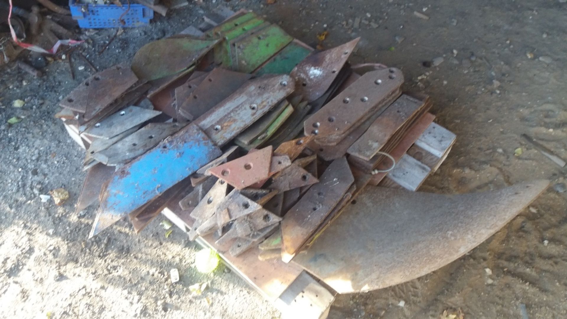 Approx 82 pieces plough steel on pallet mainly Dowdeswell. Stored near Denham.