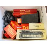 A boxed Hornby Dublo D1 island platform, footbridge, signal cabin,