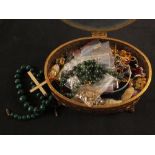 A quantity of costume jewellery including brooches,