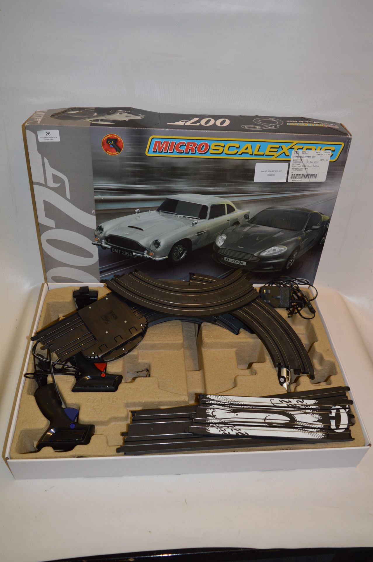 *MICRO SCALEXTRIC 007 RACING GAME