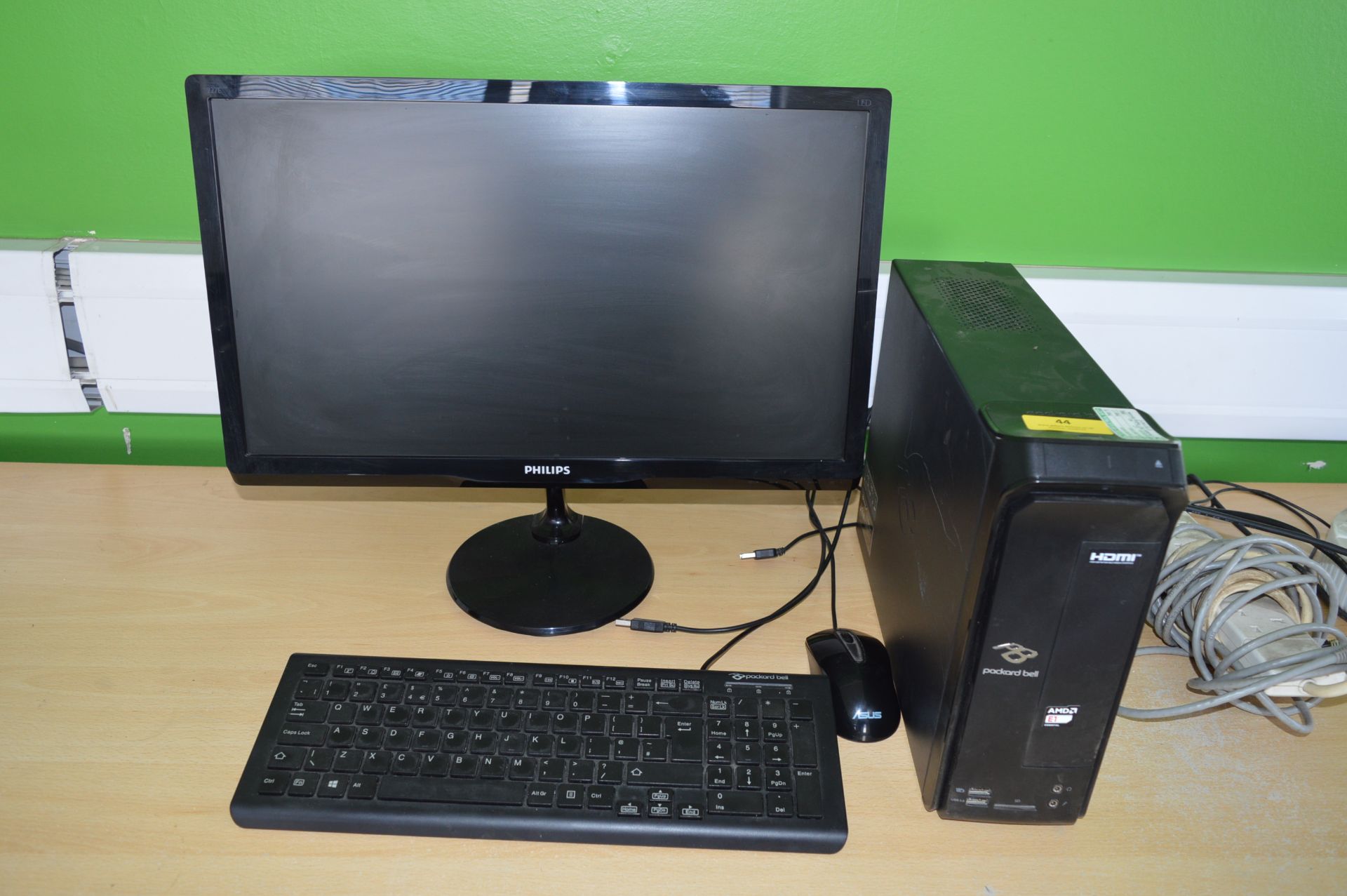 *Packard Bell Desktop PC Model:S2185 with Flatscreen Monitor, Keyboard and Mouse