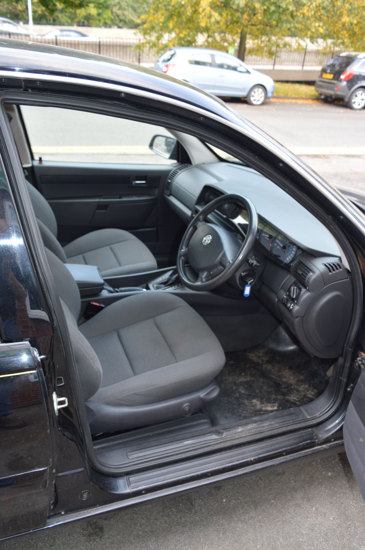 Vauxhall Limousine Reg: OY53UKO MOT: September 2018 Mileage: 37413 - Image 4 of 6