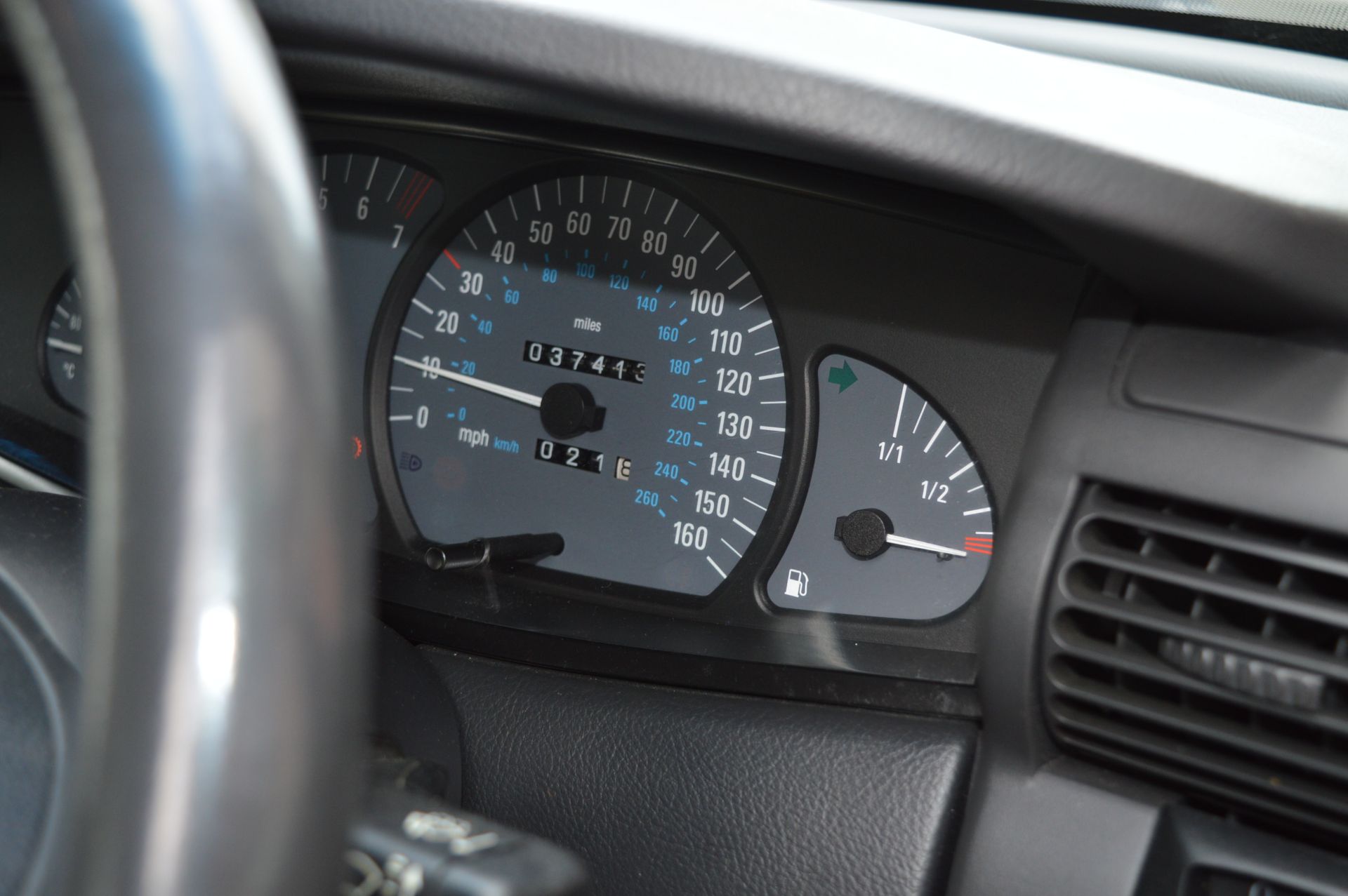 Vauxhall Limousine Reg: OY53UKO MOT: September 2018 Mileage: 37413 - Image 5 of 6