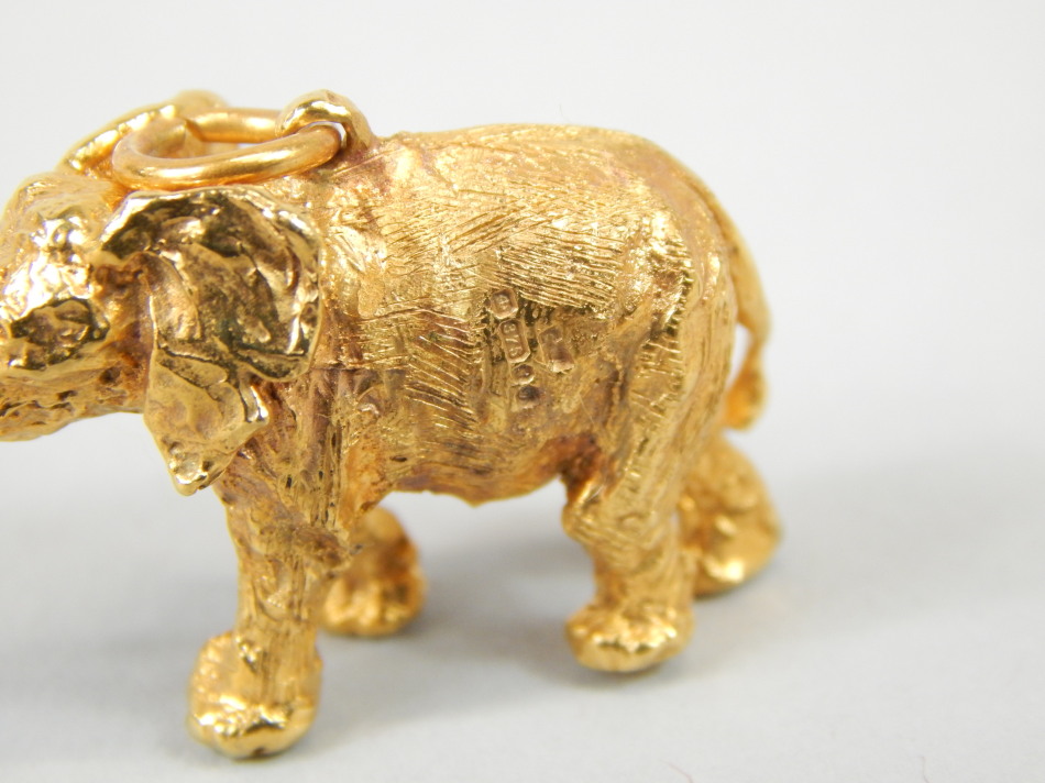 A 9ct gold elephant charm or pendant, in the brushed style, 11.2g all in. - Image 3 of 3