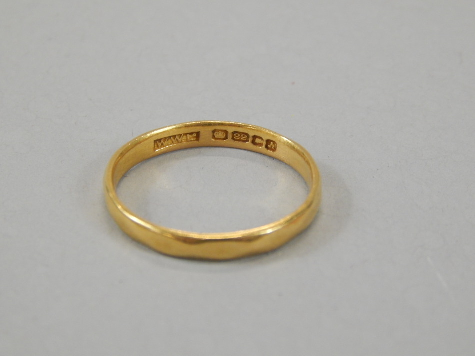 A 22ct gold wedding band, of part textured outline, 2.5g