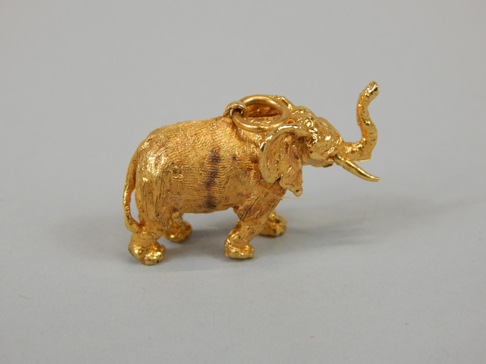 A 9ct gold elephant charm or pendant, in the brushed style, 11.2g all in. - Image 2 of 3